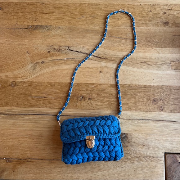 NEW Handmade Crochet Crossbody Handbag with Gold Chain - Picture 2 of 8